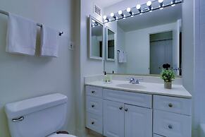 Spacious 2BR Apartment in Crystal City