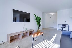 Spacious 2BR Apartment in Crystal City