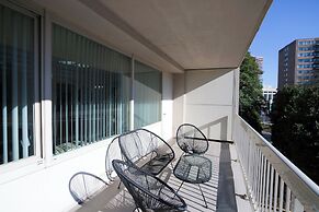 Spacious 2BR Apartment in Crystal City