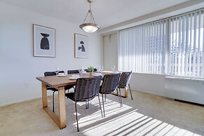 Spacious 2BR Apartment in Crystal City