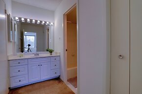 Spacious 2BR Apartment in Crystal City