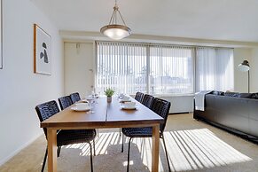 Spacious 2BR Apartment in Crystal City