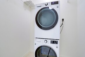 Spacious 2BR Apartment in Crystal City