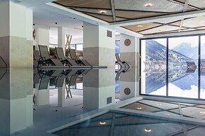 Spacious Apartment With Balcony