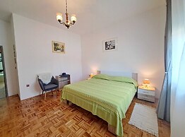 Spacious Urban Retreat Apartment With Terrace