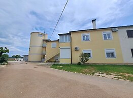 Spacious Urban Retreat Apartment With Terrace