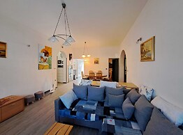 Spacious Urban Retreat Apartment With Terrace