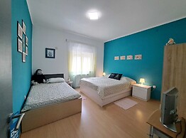 Spacious Urban Retreat Apartment With Terrace