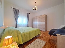 Spacious Urban Retreat Apartment With Terrace