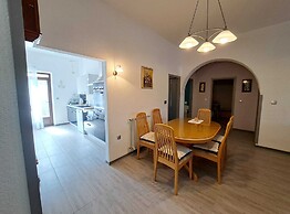 Spacious Urban Retreat Apartment With Terrace