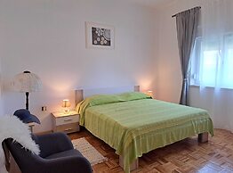 Spacious Urban Retreat Apartment With Terrace