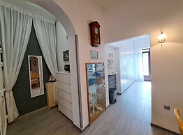 Spacious Urban Retreat Apartment With Terrace