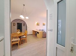 Spacious Urban Retreat Apartment With Terrace