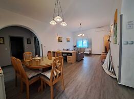 Spacious Urban Retreat Apartment With Terrace