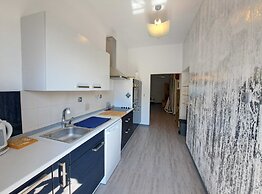 Spacious Urban Retreat Apartment With Terrace