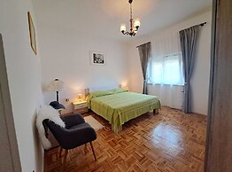 Spacious Urban Retreat Apartment With Terrace