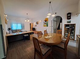 Spacious Urban Retreat Apartment With Terrace