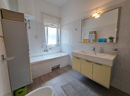 Spacious Urban Retreat Apartment With Terrace