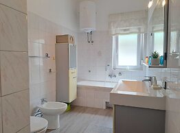 Spacious Urban Retreat Apartment With Terrace