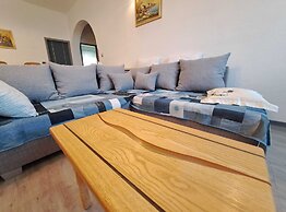 Spacious Urban Retreat Apartment With Terrace