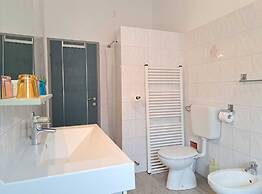 Spacious Urban Retreat Apartment With Terrace