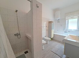 Spacious Urban Retreat Apartment With Terrace