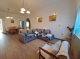 Spacious Urban Retreat Apartment With Terrace