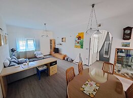 Spacious Urban Retreat Apartment With Terrace