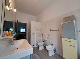 Spacious Urban Retreat Apartment With Terrace