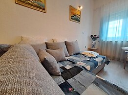 Spacious Urban Retreat Apartment With Terrace