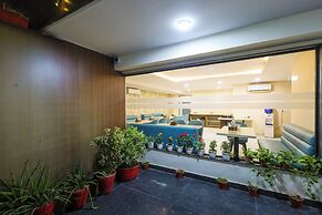 Nikko Palm Hotel