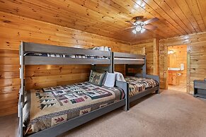 Triple Mountain View Stunning 4 BDR Cabin w/ Private Hot Tub, Game Roo