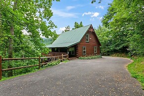 Triple Mountain View Stunning 4 BDR Cabin w/ Private Hot Tub, Game Roo