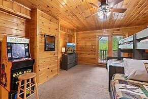 Triple Mountain View Stunning 4 BDR Cabin w/ Private Hot Tub, Game Roo