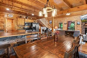 Triple Mountain View Stunning 4 BDR Cabin w/ Private Hot Tub, Game Roo