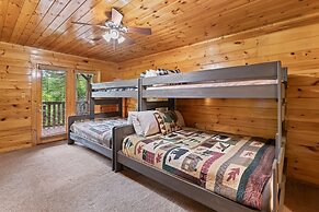 Triple Mountain View Stunning 4 BDR Cabin w/ Private Hot Tub, Game Roo
