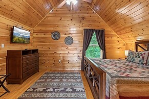 Triple Mountain View Stunning 4 BDR Cabin w/ Private Hot Tub, Game Roo