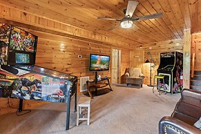 Triple Mountain View Stunning 4 BDR Cabin w/ Private Hot Tub, Game Roo