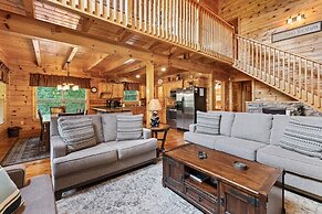 Triple Mountain View Stunning 4 BDR Cabin w/ Private Hot Tub, Game Roo
