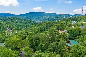 Triple Mountain View Stunning 4 BDR Cabin w/ Private Hot Tub, Game Roo