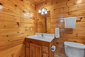 Triple Mountain View Stunning 4 BDR Cabin w/ Private Hot Tub, Game Roo