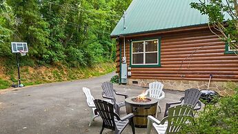 Triple Mountain View Stunning 4 BDR Cabin w/ Private Hot Tub, Game Roo