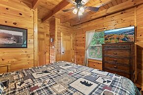 Triple Mountain View Stunning 4 BDR Cabin w/ Private Hot Tub, Game Roo