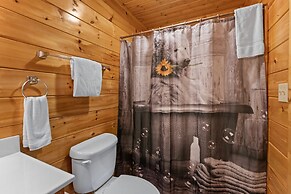 Triple Mountain View Stunning 4 BDR Cabin w/ Private Hot Tub, Game Roo