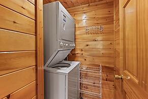 Triple Mountain View Stunning 4 BDR Cabin w/ Private Hot Tub, Game Roo