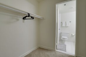 Convenient Apt Near Airport