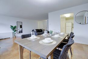 Convenient Apt Near Airport