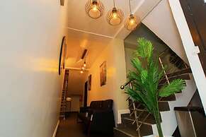 His Glory's Apartment