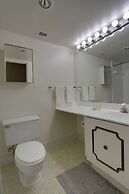 Modern Apt Near Airport & Metro