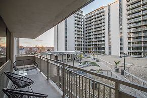 Modern Apt Near Airport & Metro
